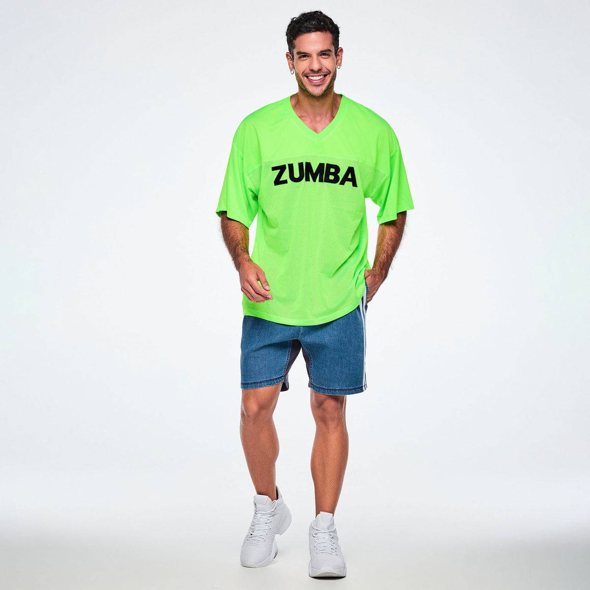 Zielona koszulka sportowa unisex z siateczki – sylwetka modela | Zumba Wear